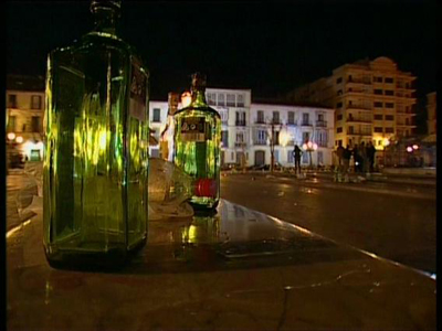 Imagen de sciencepics.org con licencia Creative Commons Envases vacios de bebidas alcoholicas en la calle